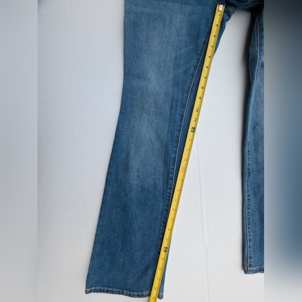Old Navy Mid Rise Kicker Bootcut 2 Pair Medium & Dark Wash Jeans Size 6 Petite - Picture 9 of 16